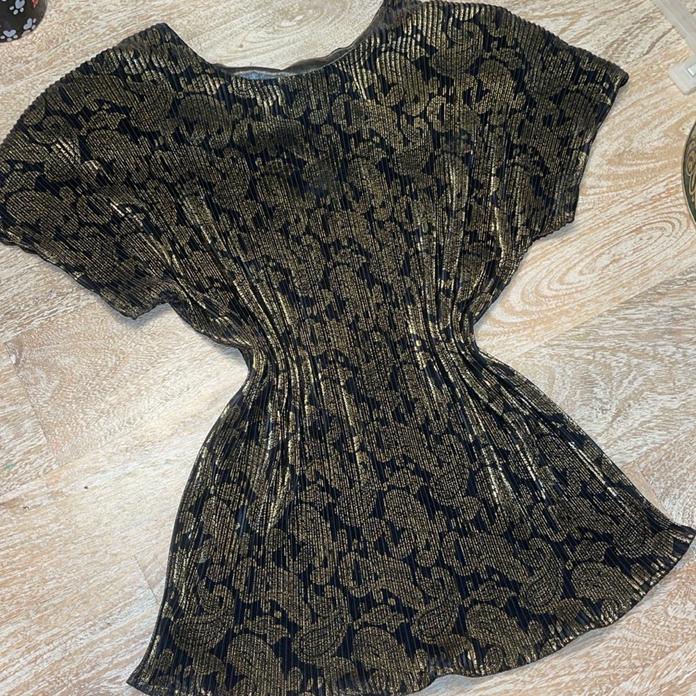 80s Vintage Black Gold Paisley Lame Short Sleeved Blouse with shoulder pads